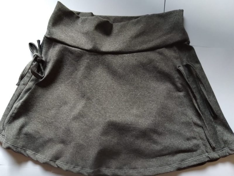 Shorts Saia Cinza
